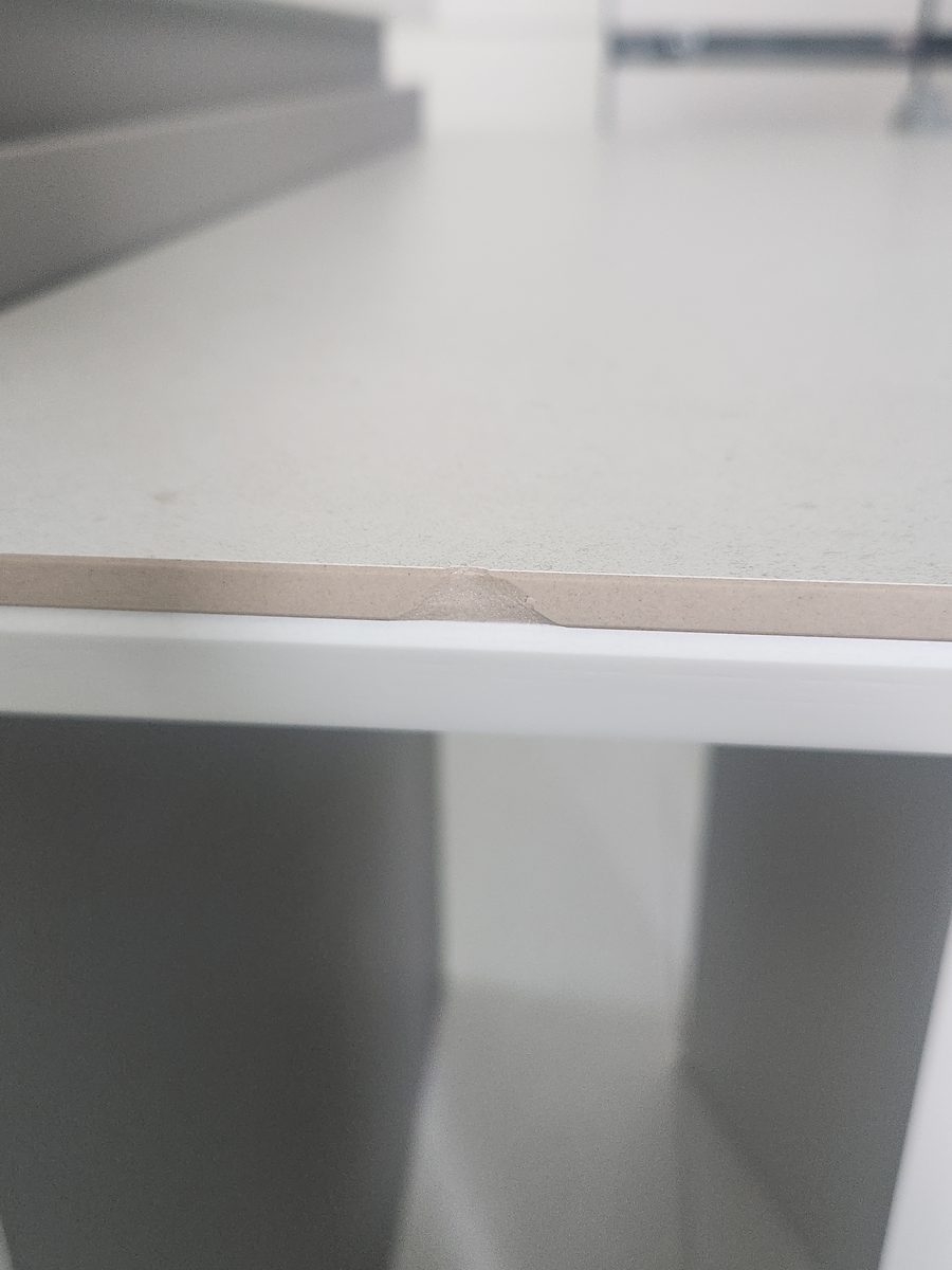 가장자리가 이 나간 상태