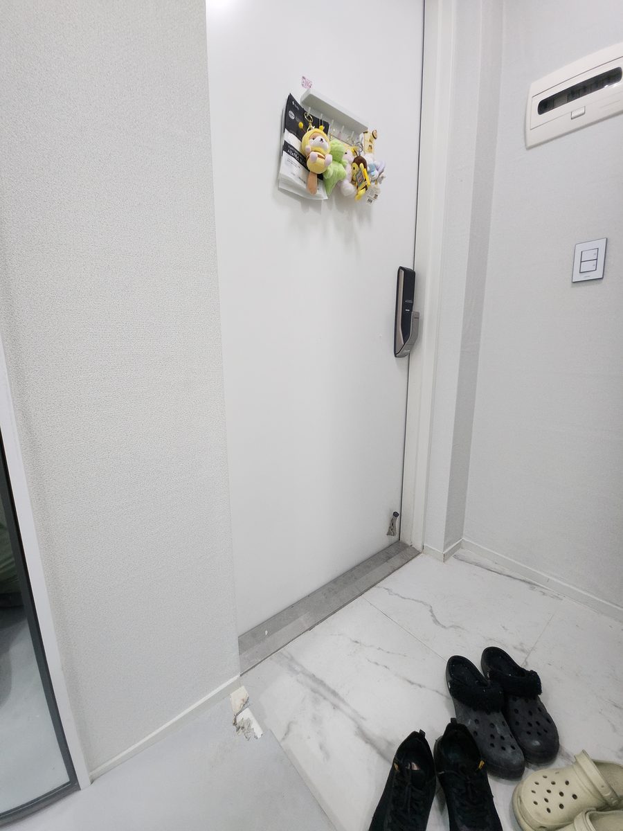 반려견이 물어뜯은 현관 벽 원상복구 작업 후