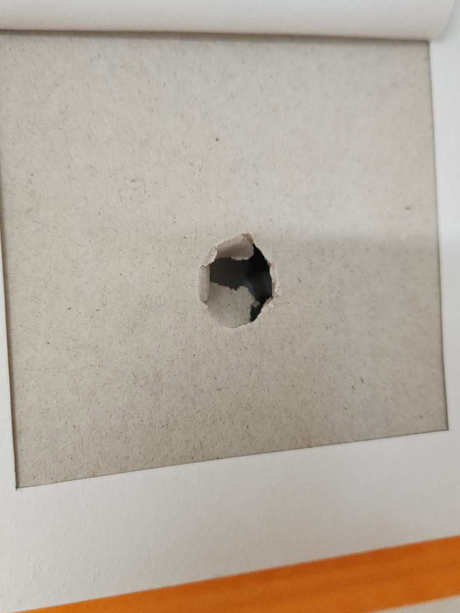 스토퍼에 뚫린 벽 구멍
