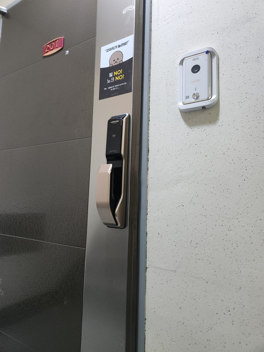 강제 개방된 방화문 복원 작업 후
