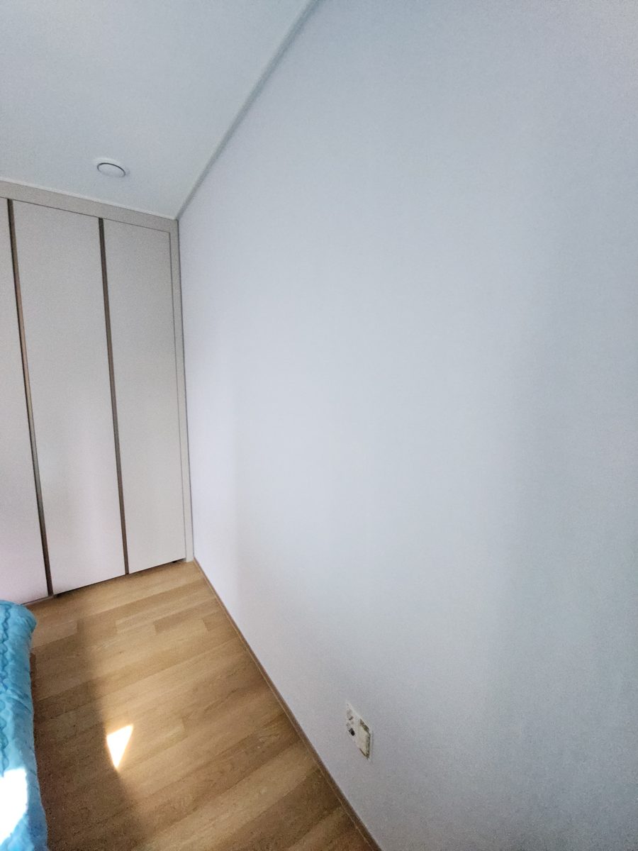 한 면 도배 완료