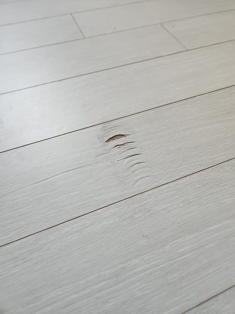 깊게 찍힌 강화마루 복원 작업 전