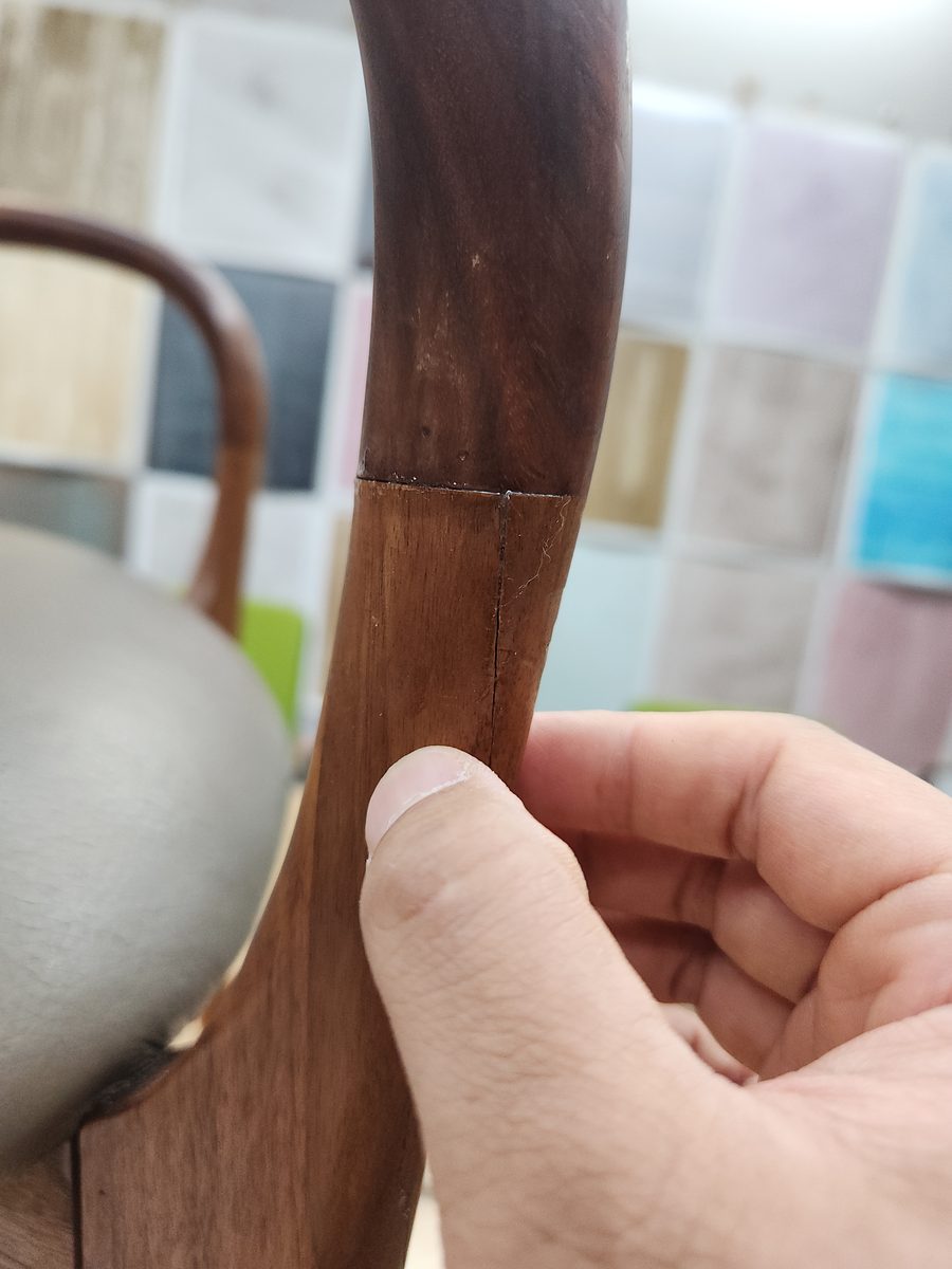 하중을 견디도록 단단히 접합